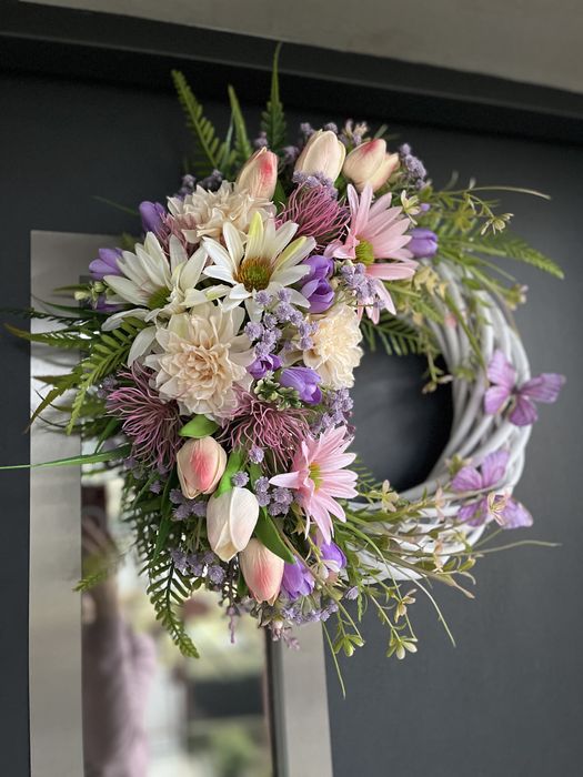 Wiklinowy wiosenny wianek na drzwi, motyle