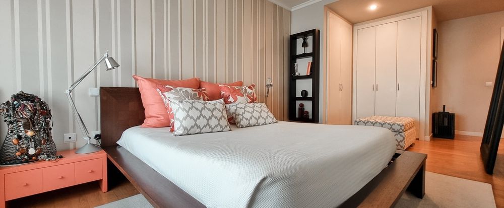 Conjunto de 2 mesinhas cabeceira lacadas 30%brilho.