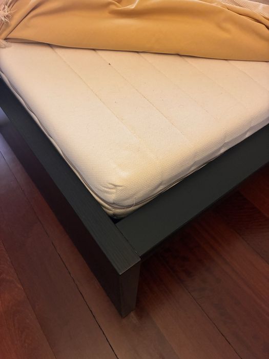 Cama IKEA com estrado e colchão