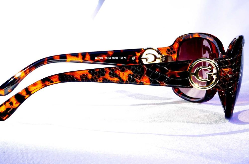 Okulary słoneczne Guess GU7310  bursztunowe skóra węża ray ban chanel