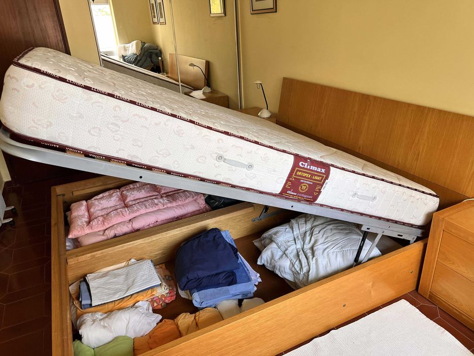 Cama de Casal usada 2mx2m incl. colchões, gavetas e mesas de cabeceira