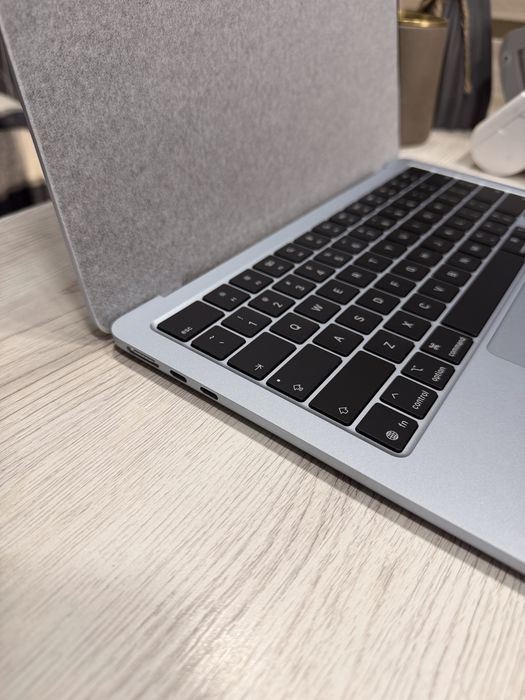 New open/box MacBook Air 13 Retina, Sky Blue, 1TB, 10 CPU / 10 GPU, 24GB RAM with Apple M5 (MDHK4)