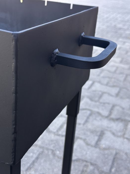 Składany grill na 8 szaszłyków.