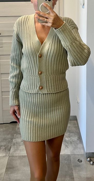 Damski garnitur z dzianiny, spódnica i sweter