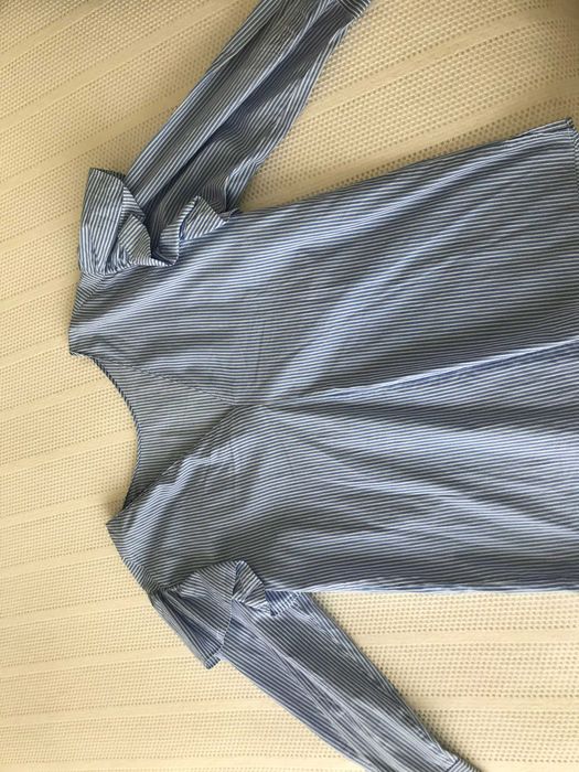 Blusa Zara, riscas, com folhos ombros e decote em V nas costas