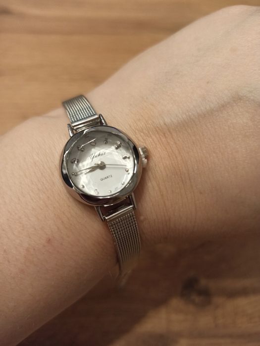 Kwarcowy zegarek damski kolor srebrny