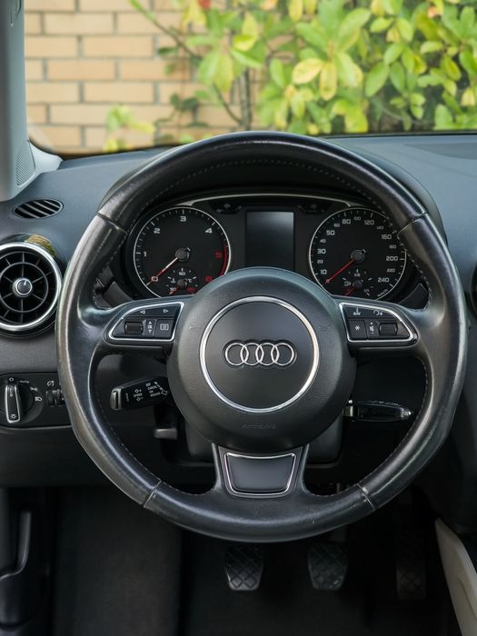 Audi A1 1.6 TDi * Teto de abrir*