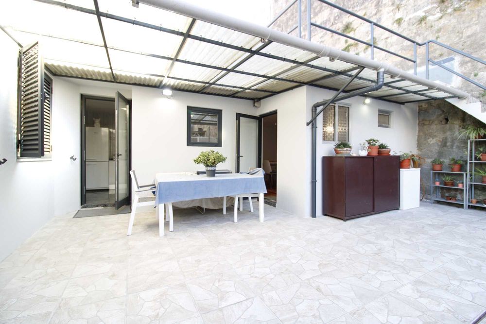 ARRENDAMENTO: Moradia Térrea T2 com Terraço Privativo nas Antas, Porto – 1.400€
