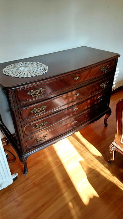 Mobilia estilo Queen Anne em bom estado