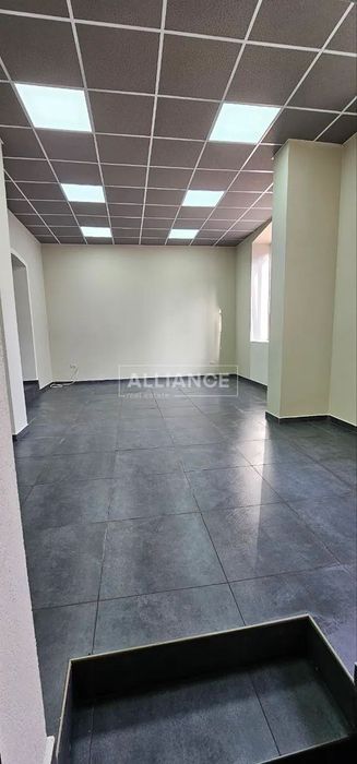 Продаж діючого офісного центру у центрі Калуша.