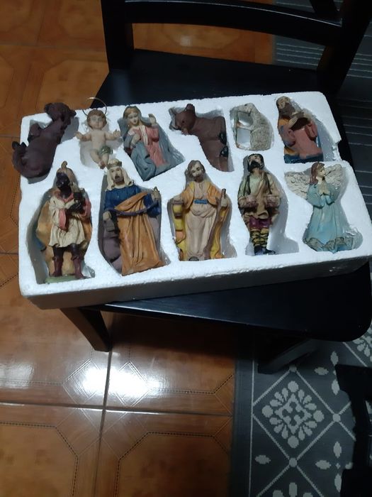 Árvore de Natal com bolas, luzes e presépio