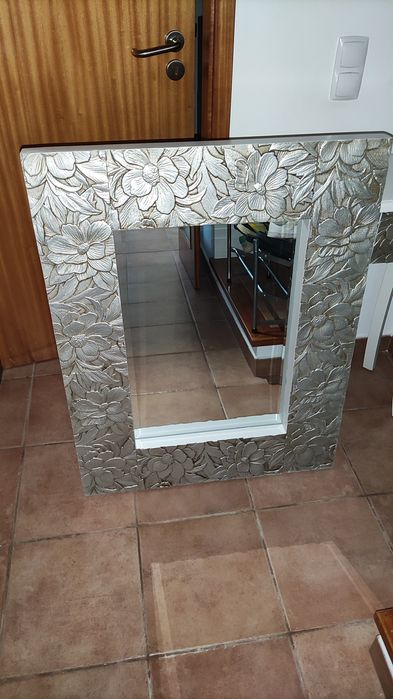Espelho decorativo com moldura em relevo