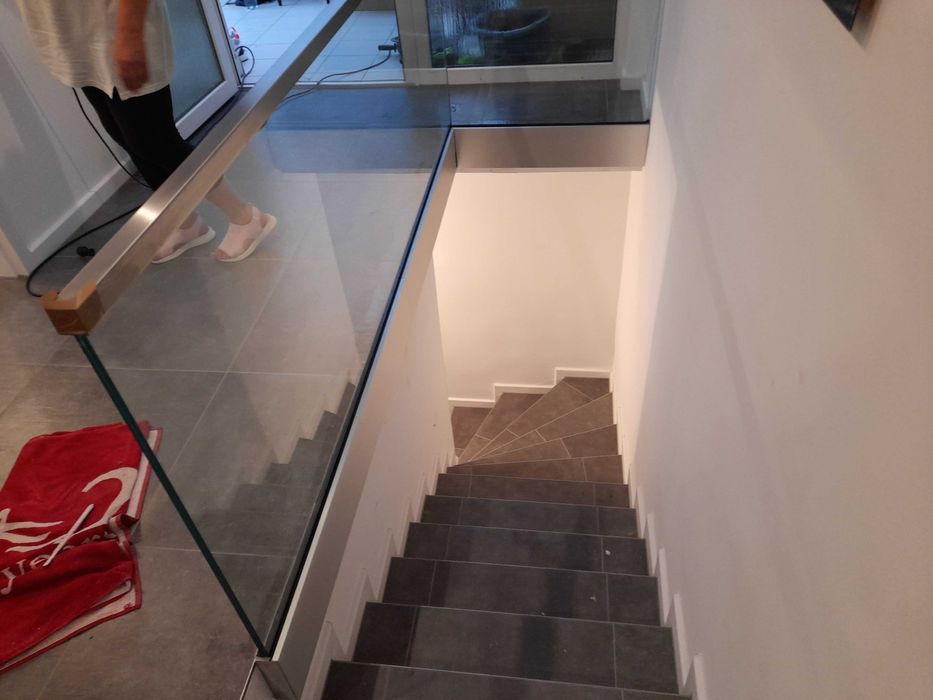 Szklo do balustrady 8.8.2 , 2100mm dlugosc i 1000mm wysokosc sprzedam.