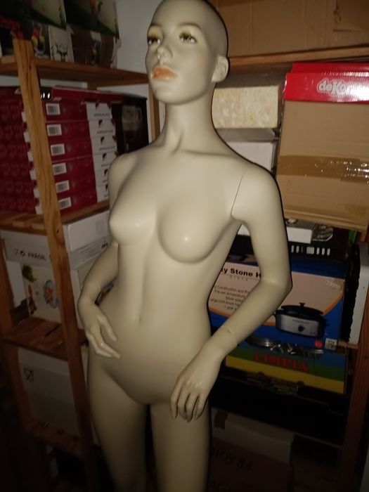Manequim feminino nunca usado impecável