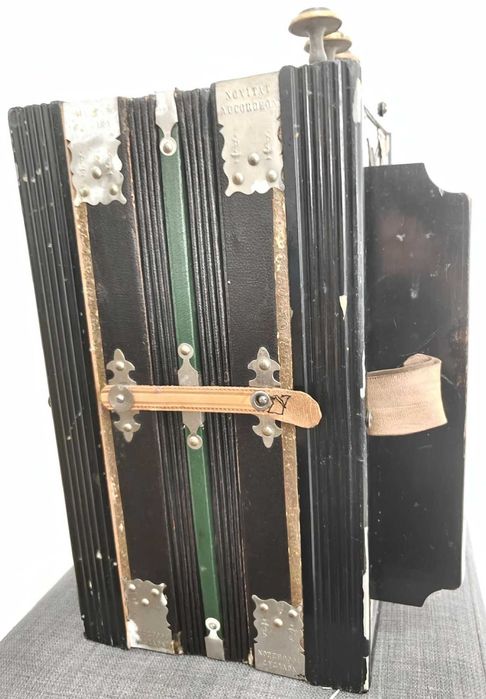 Acordeão antigo “Novität Accordeon” para restauro / decoração
