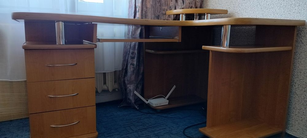 Narożne biurko z szufladami.