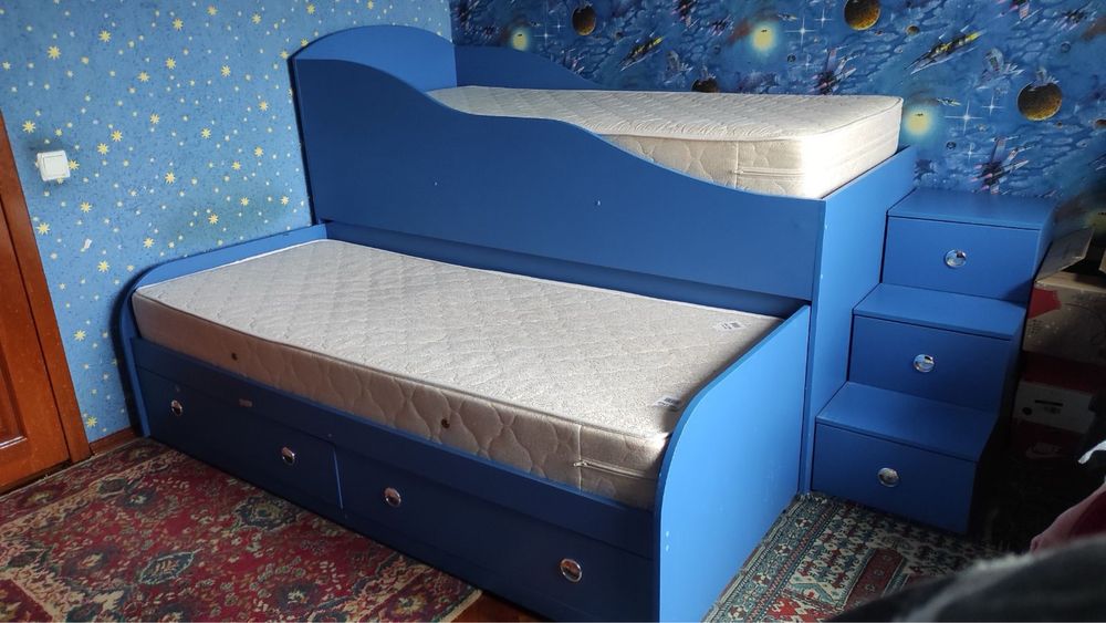 Кровать 2х ярусная 2м с матрасами,ящиками и тумбочками