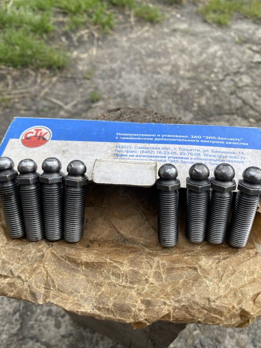 Рекулювальні болти ричагів  клапанів  ваз 21213 нового зразка..