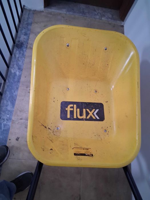 Carrinho de mão pouco uso