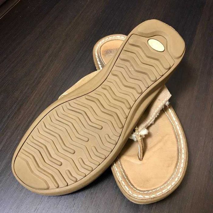 Сандалі, шльопанці, в'єтнамки ugg