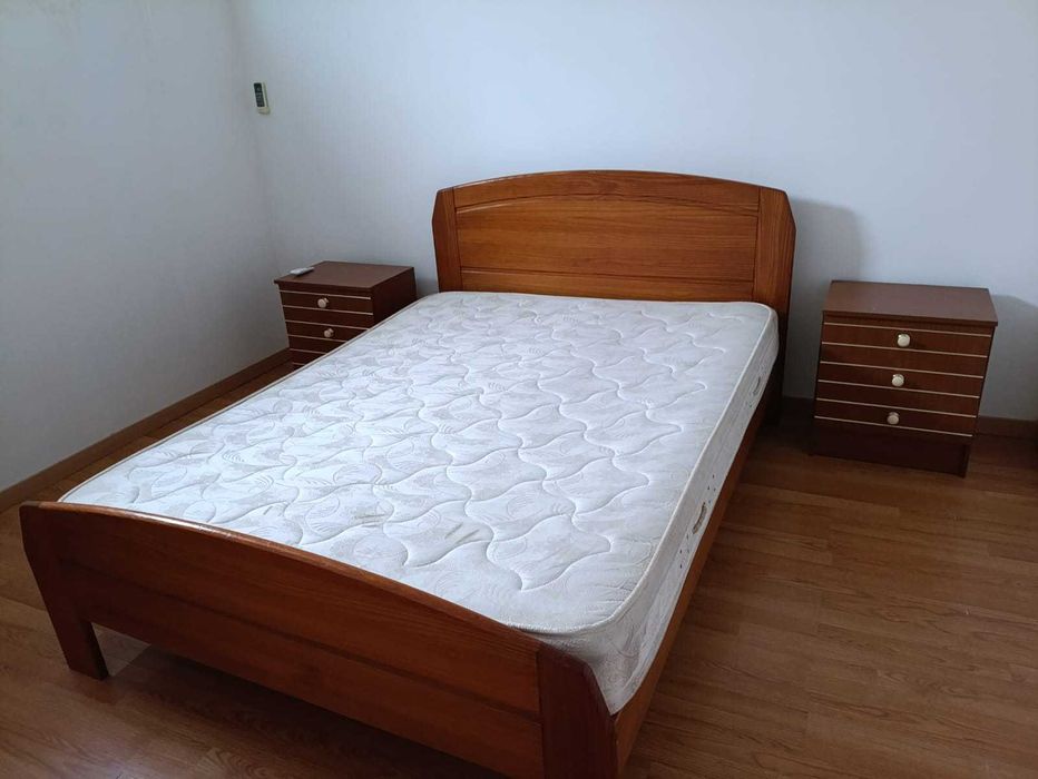 Cama de casal em pinho mel com estrado e colchão, oferta comoda/m cabe