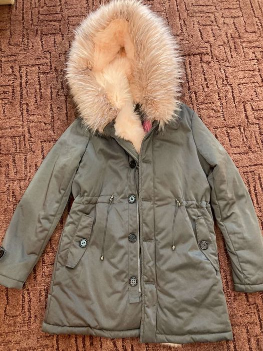 Продаю куртку парку. Хутро відстібається.