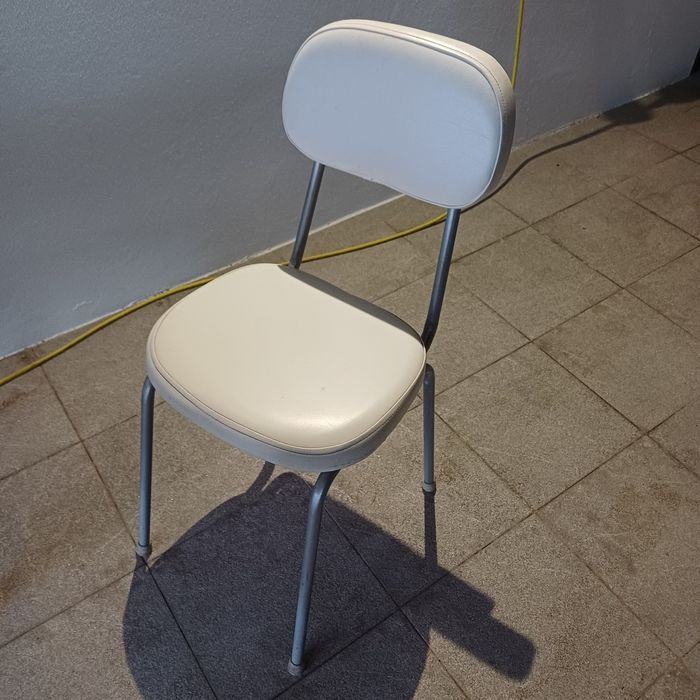 Mesa extensível branca + 4 cadeiras – bom estado