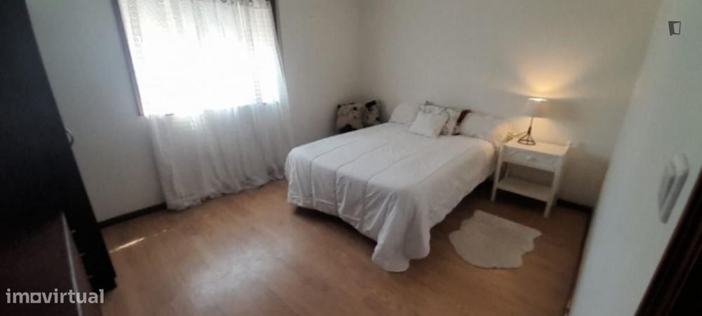 Quarto - localizado em Lordelo do Ouro Porto