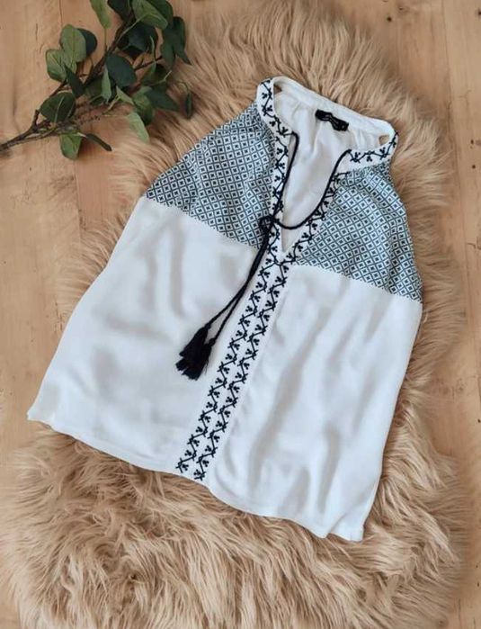 Biała bluzka Boho Reserved z haftem
