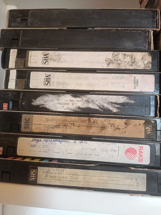 Відеокасети з фільмами 90-х років