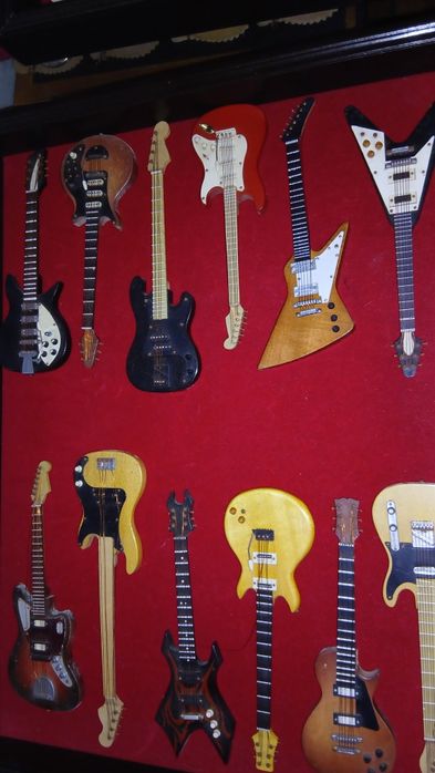 Colecao 12 guitarra baixo  minitura por 120 €