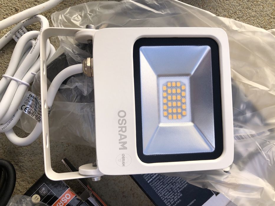 Projetor de led osram novo em caixa.
