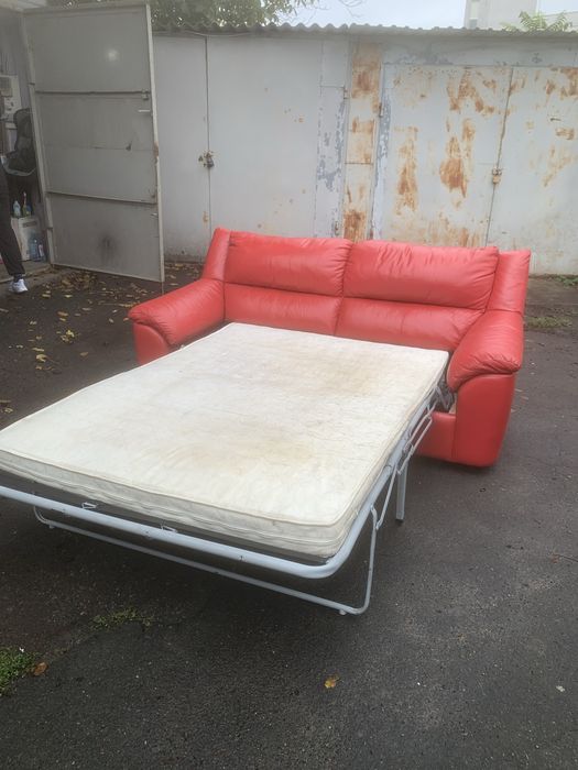 Раскладной кожаный диван