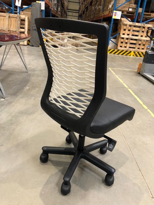 Stylowy kremowyfotel biurowy, eko skóra, -50%, outlet, ostatnie sztuki