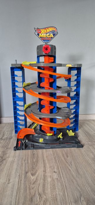 Tor Zakręcony Mega Garaż Hot wheels