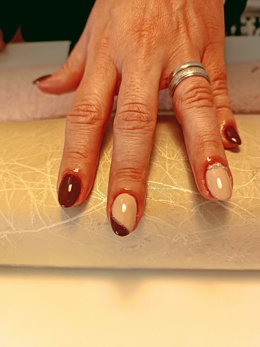 Unhas de gel e verniz gel (perto do ismai)