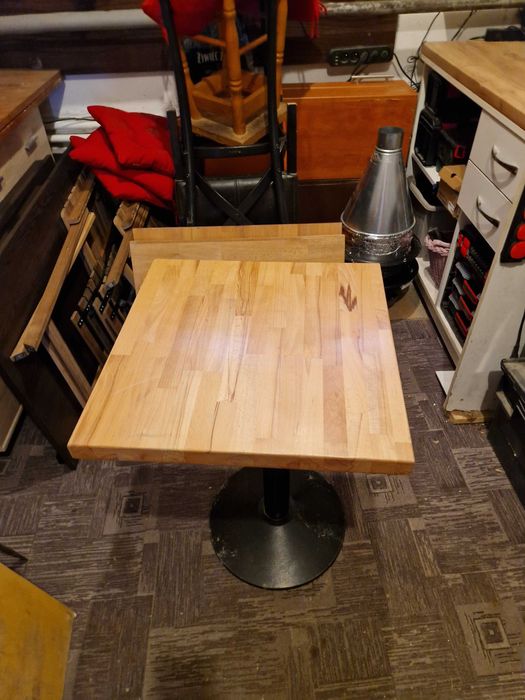 Stoliki z żeliwną nogą