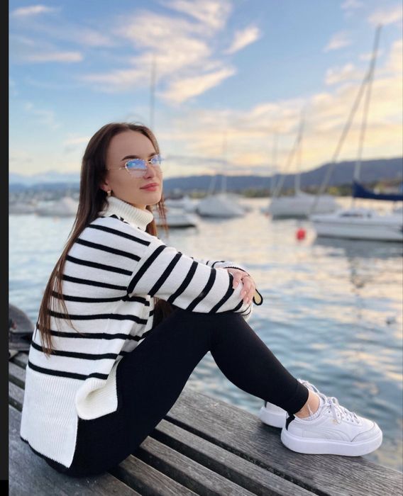 Светр вільний з широкими рукавами в смужку