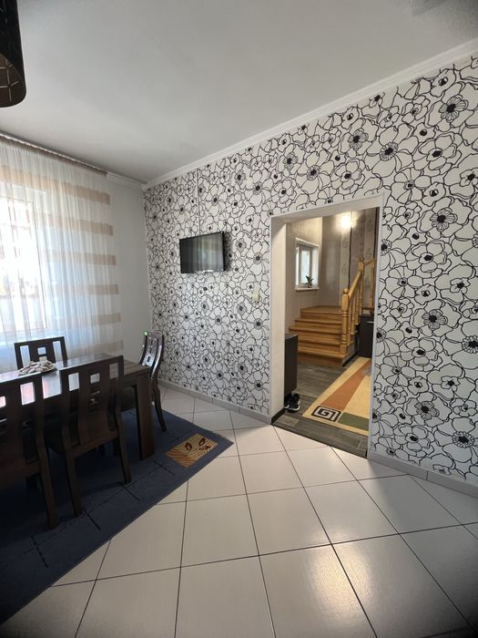 Продається двохповерховий котедж