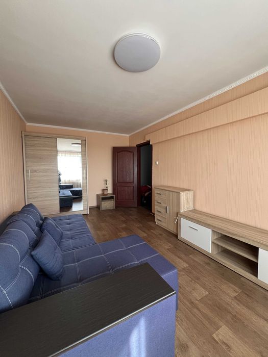 Простора 2-к квартира ,середний поверх