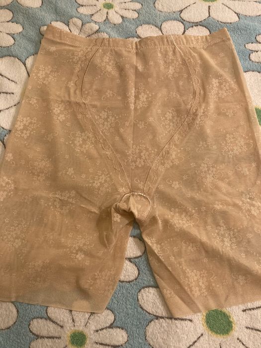 Жіночі трусики і бюстики