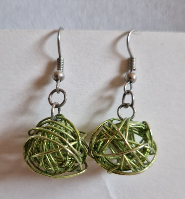 Kolczyki z zielonego druciku, rękodzieło