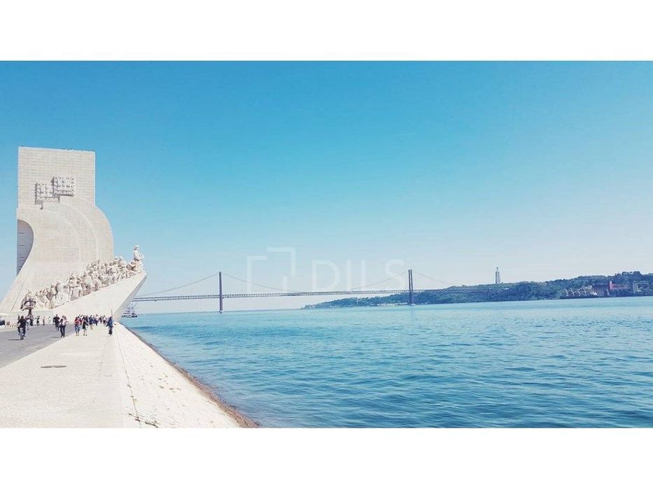 Apartamento T1 com varanda e garagem em Miraflores