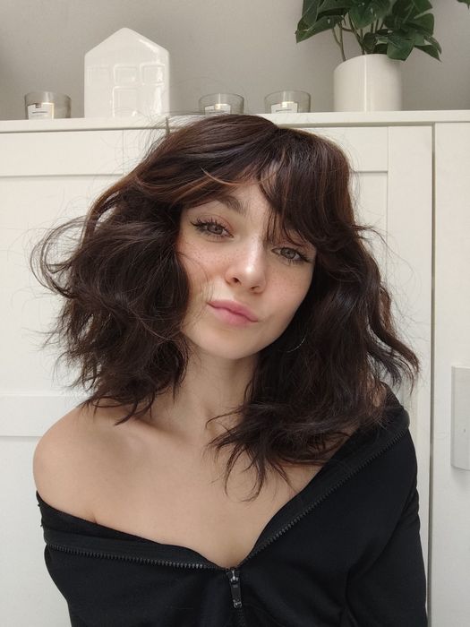 Peruka WIG fale brąz brązowa z pasemkami z grzywką gęsta objętość prem