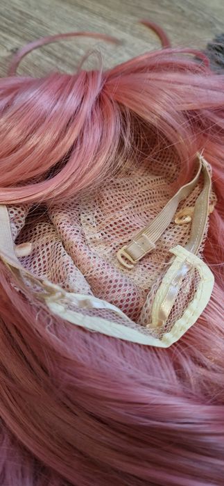 Różowa peruka dl włosy