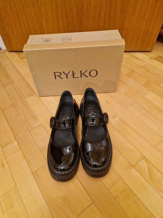 Czarne, lakierowane półbuty damskie Ryłko typu mary jane