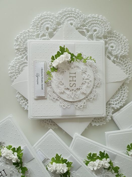 delikatne białe zaproszenia komunijne z kopertą