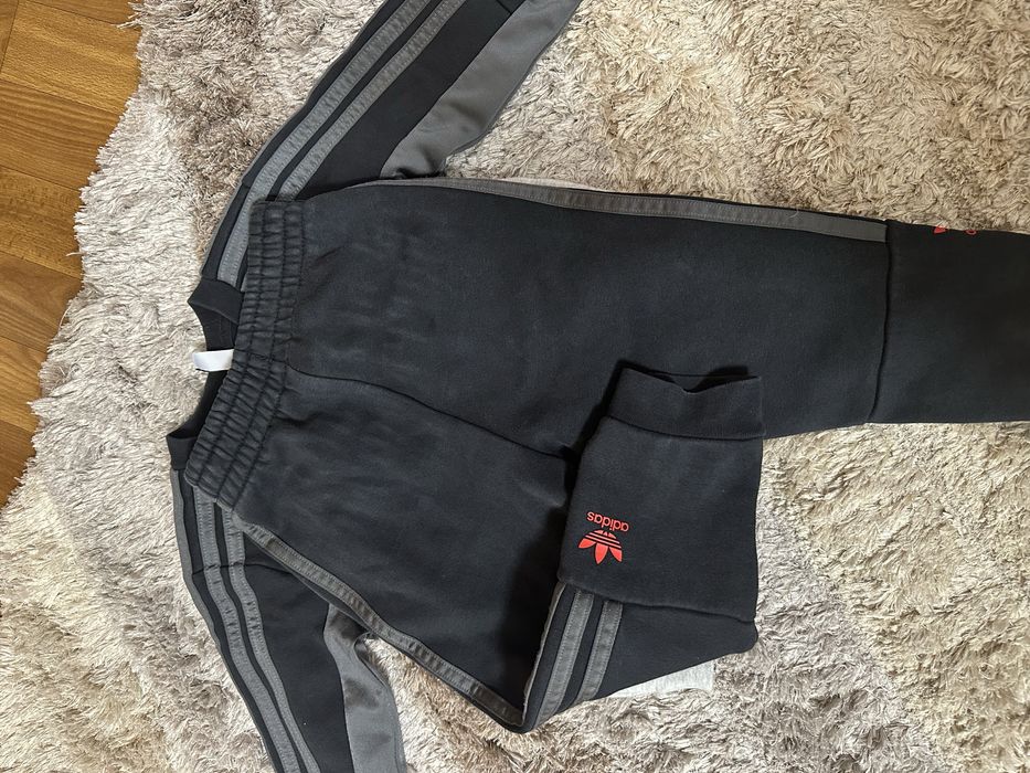 Костюм adidas на 2-3 роки