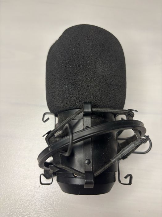Microfone condensador com suporte anti-vibração (shock mount)