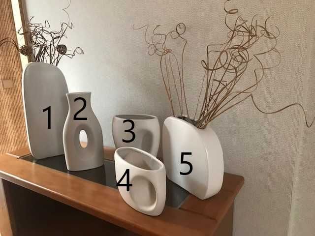 Various ceramic decorative pieces64750648697859120